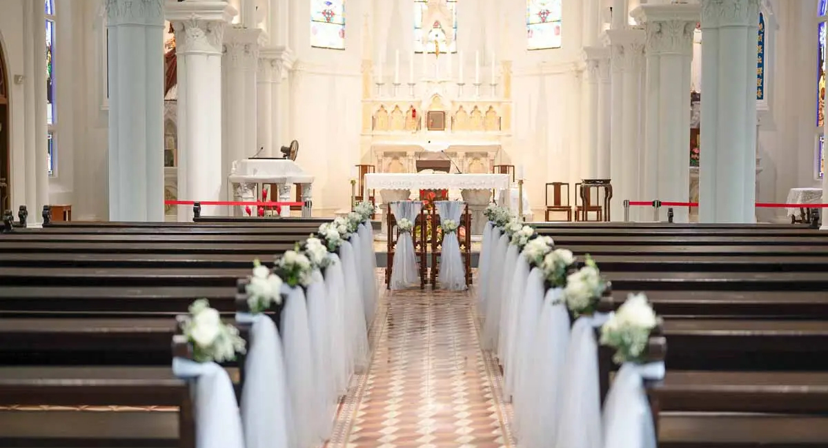 church-wedding-decorations-with-a-floral-theme