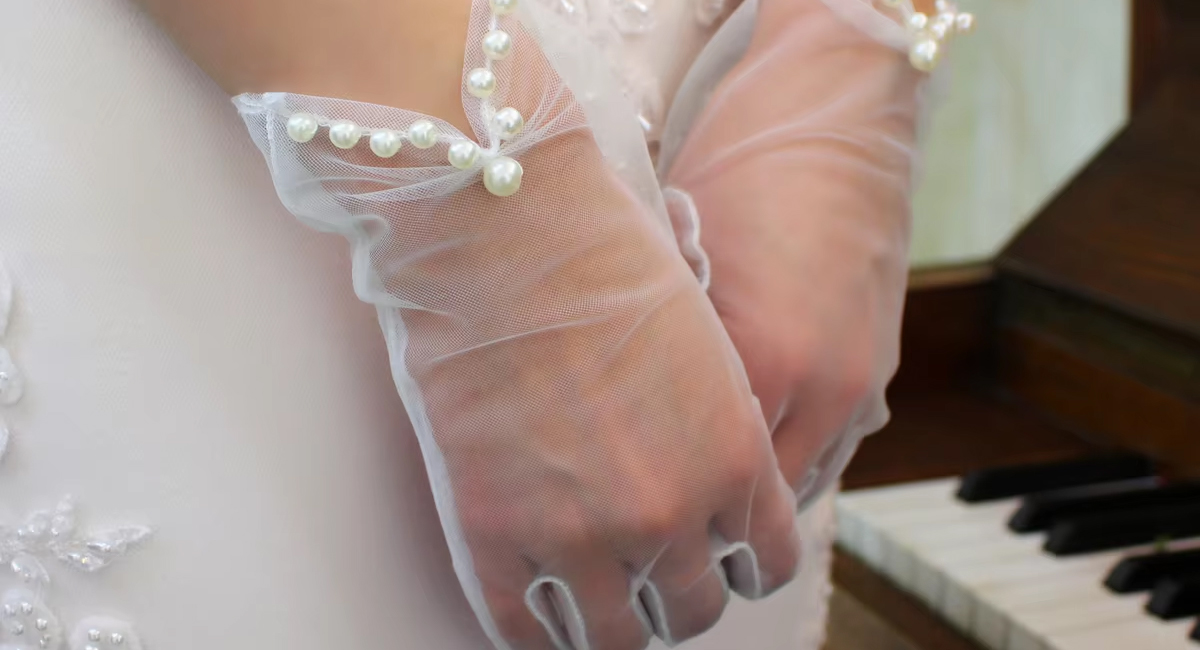 elegant-wedding-gloves-the-perfect-bridal-accessory