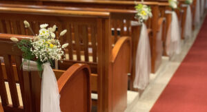 unique-themed-ideas-for-your-church-wedding-decorations