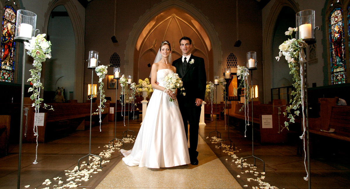 unique-wedding-church-pew-decorations