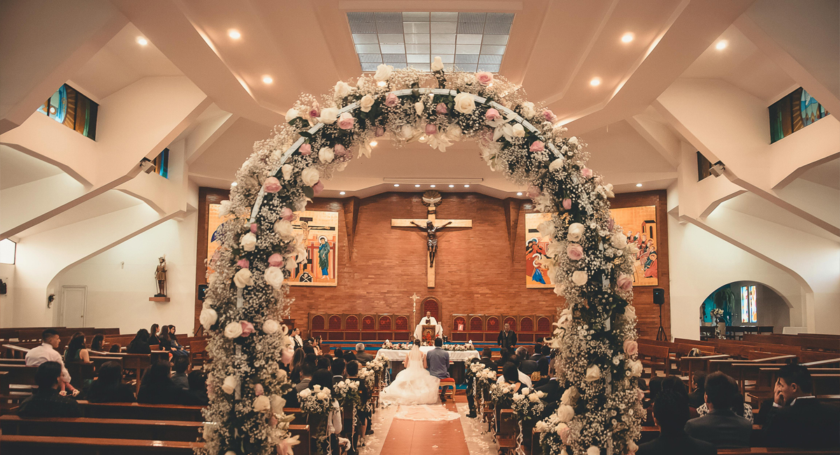 wedding-decorations-for-a-church-ceiling
